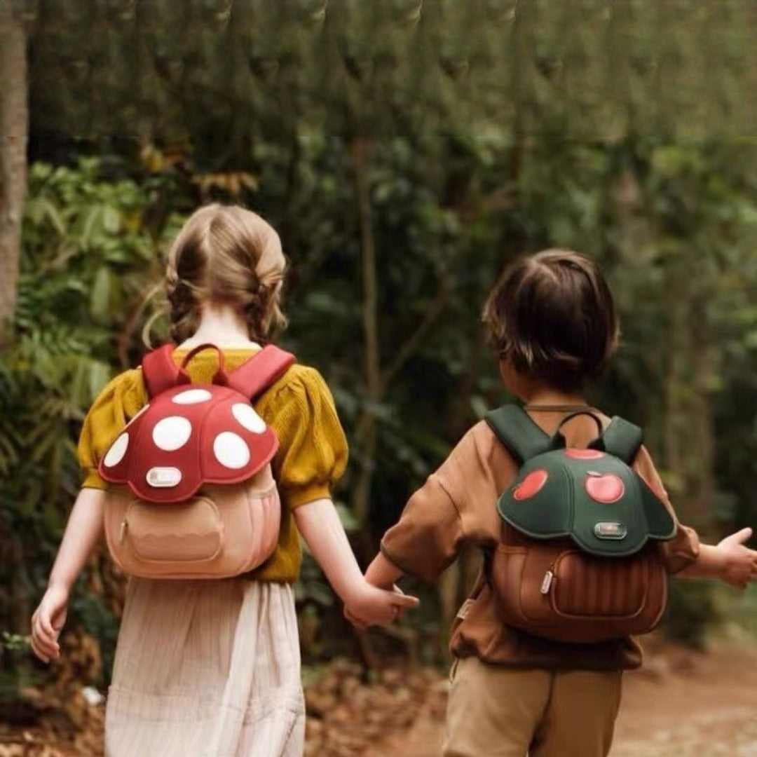 Adorable bolso infantil con diseño de seta, ligero y práctico, ideal para viajes y actividades al aire libre. 