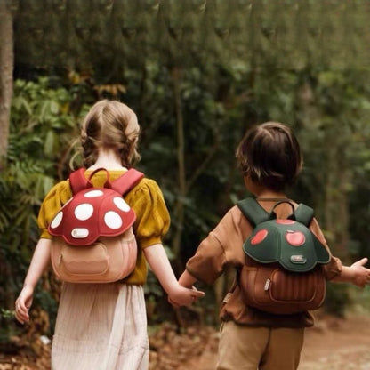 Adorable bolso infantil con diseño de seta, ligero y práctico, ideal para viajes y actividades al aire libre. 