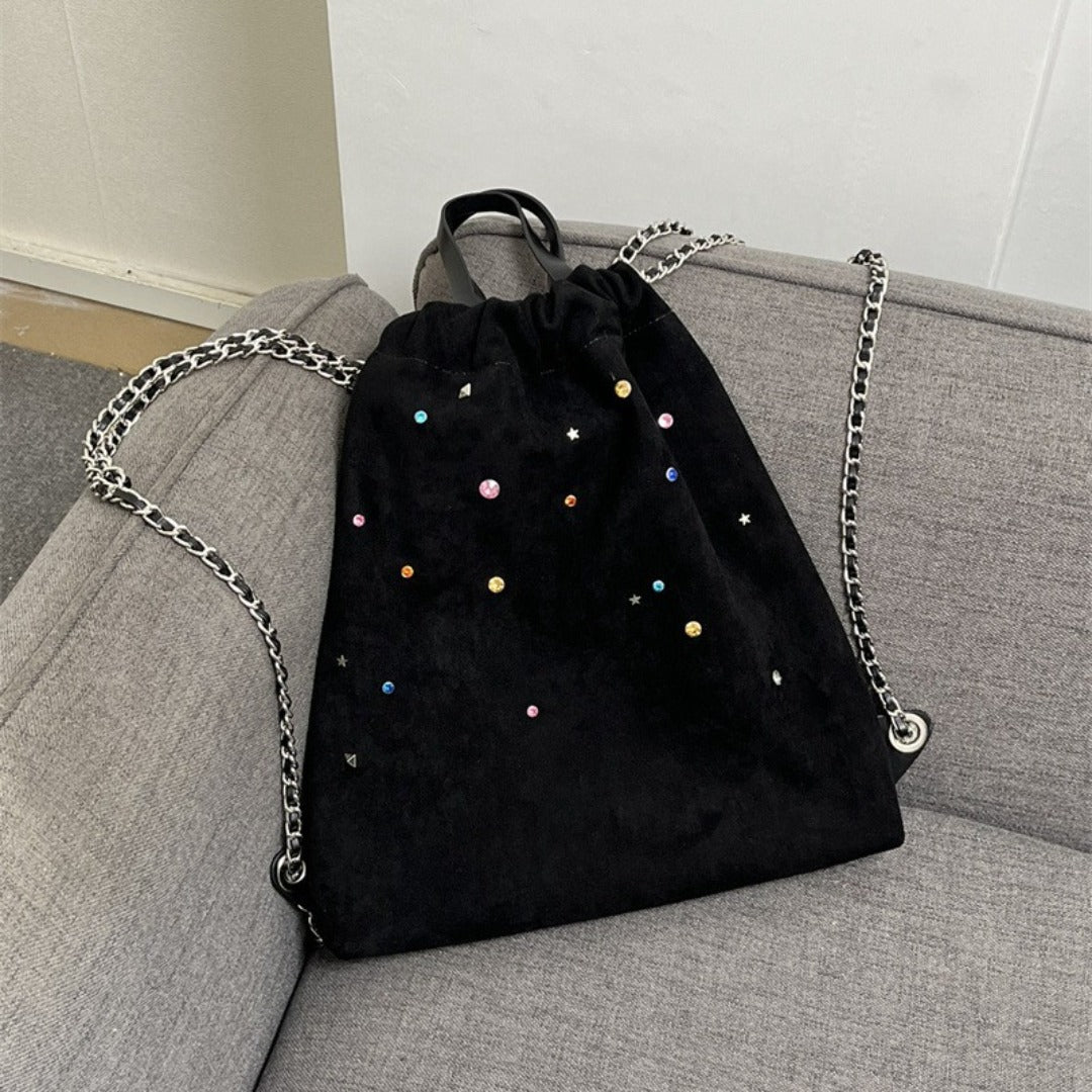 Mochila de mujer de ante mate, con cadena y detalles de piedras preciosas de colores; mochila portátil con cordón ajustable. 