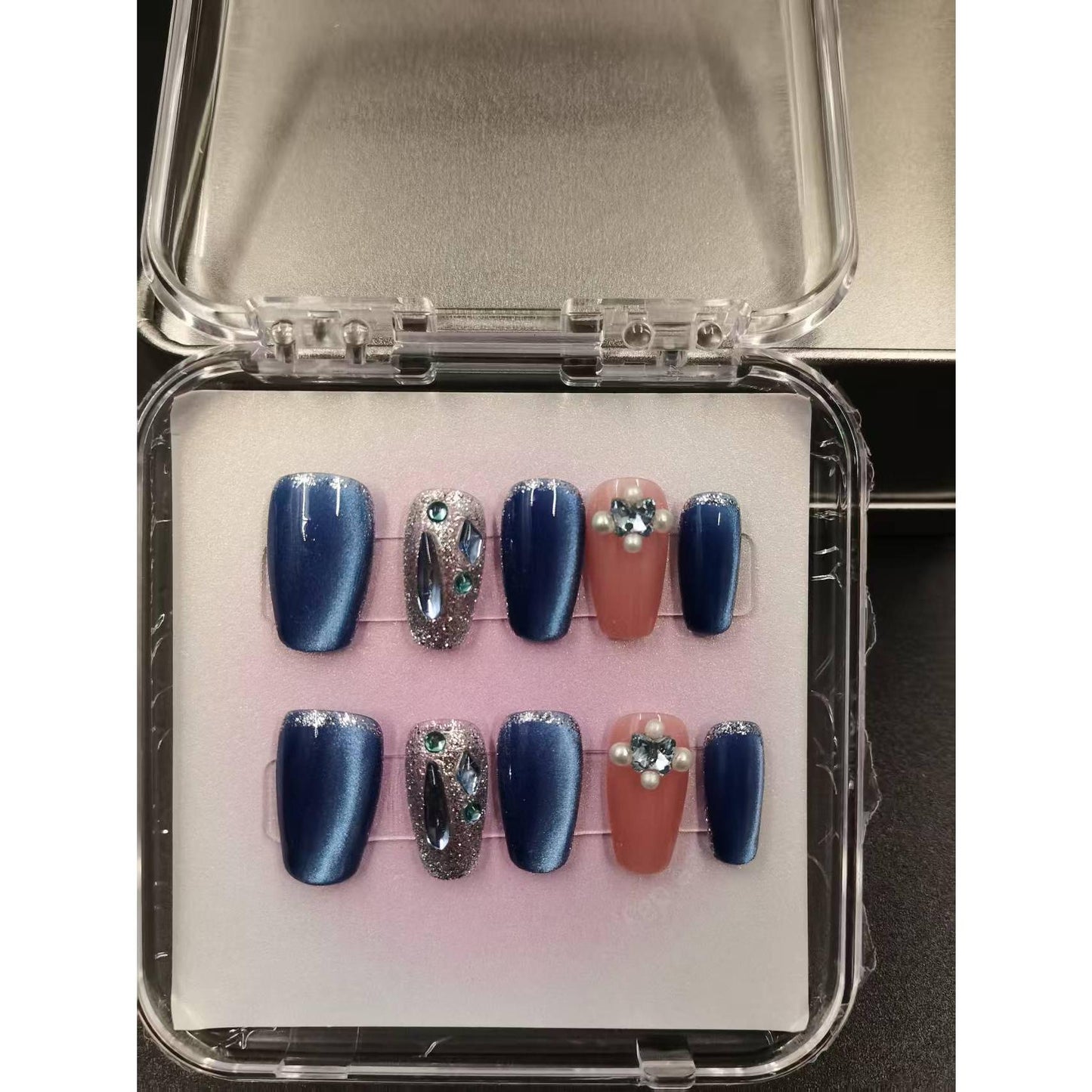 1054- Uñas postizas hechas a mano, de presión, removibles. Uñas con dibujo hecho a mano.