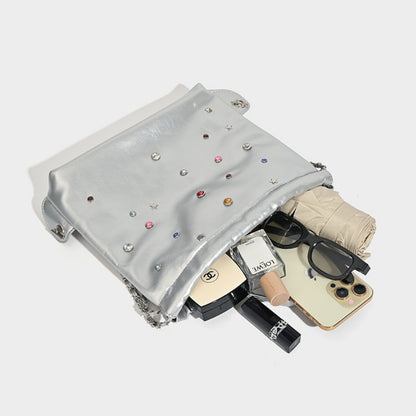 Mochila versátil de gran capacidad, estilo bandolera con cadena y asa de mano. 