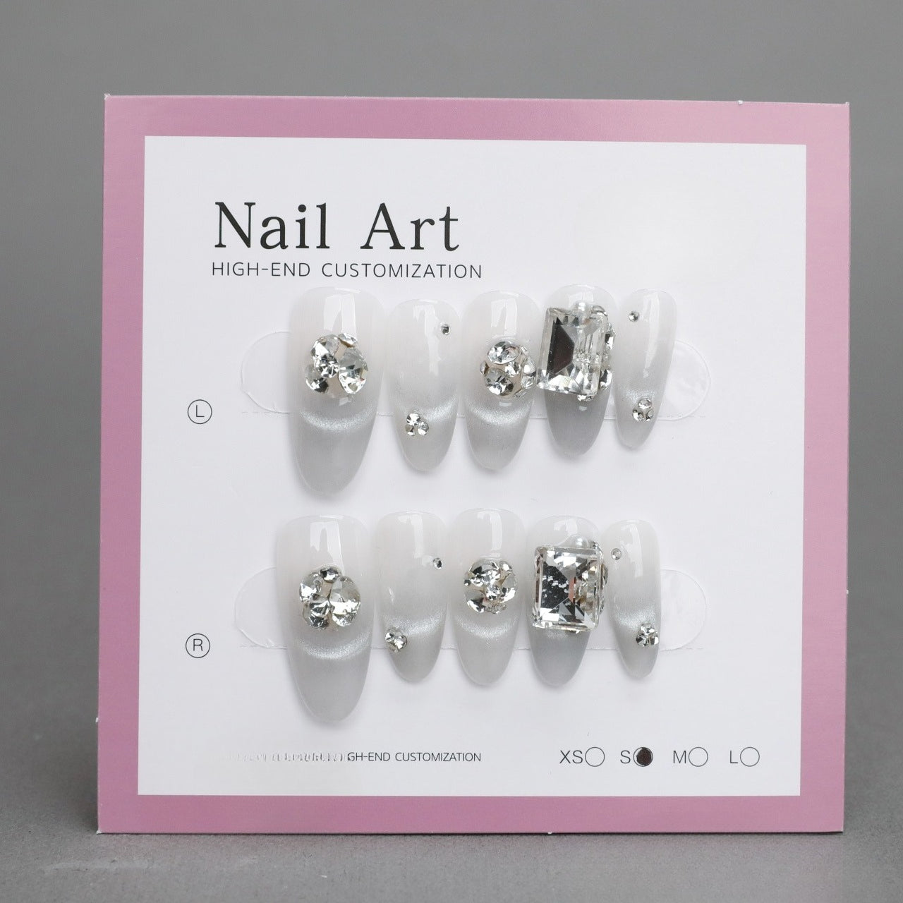 Uñas acrílicas estilo ojo de gato con cristales blancos tipo ataúd 