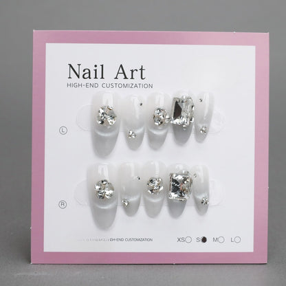 Uñas acrílicas estilo ojo de gato con cristales blancos tipo ataúd 