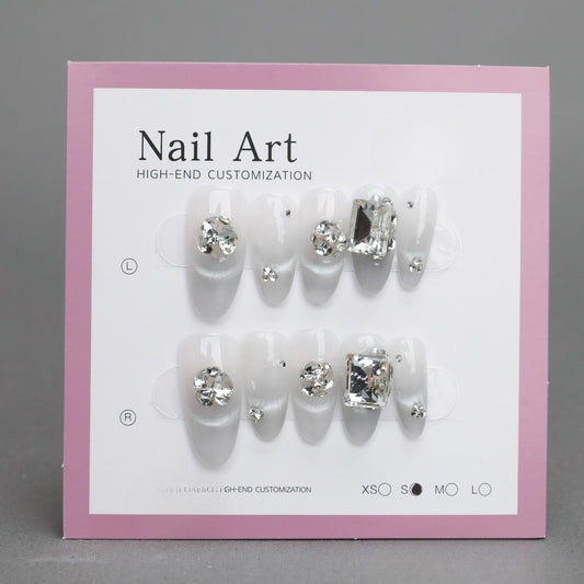 Uñas acrílicas estilo ojo de gato con cristales blancos tipo ataúd 