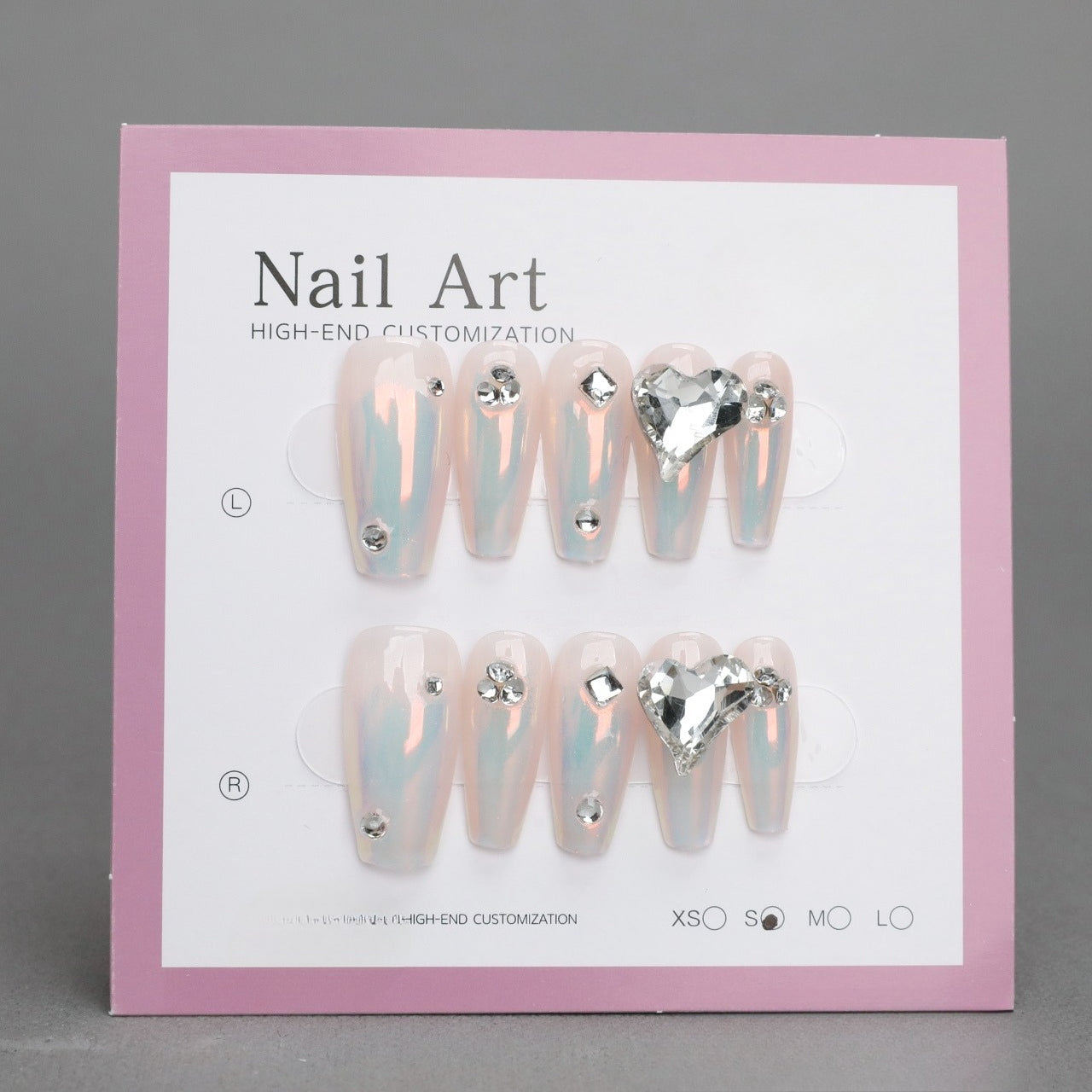 Uñas acrílicas blancas clásicas con diseños 