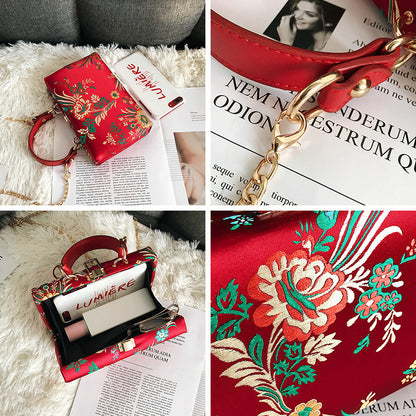 Bolso de mano tipo clutch con estampado floral, ideal para bodas y eventos especiales. Elegante diseño en tonos antiguos. 