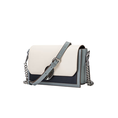 Bolso bandolera pequeño de piel auténtica con múltiples bolsillos y tono contrastante.