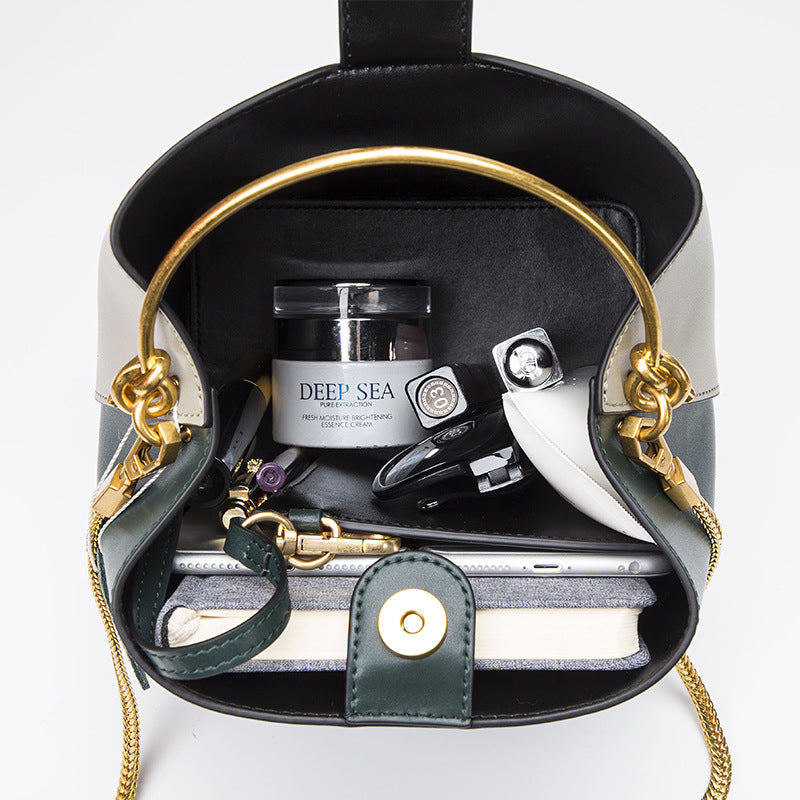 Bolso bandolera tipo saco para mujer, en tonos contrastantes.