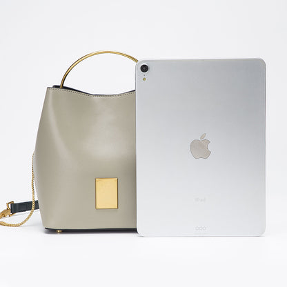 Bolso bandolera tipo saco para mujer, en tonos contrastantes.