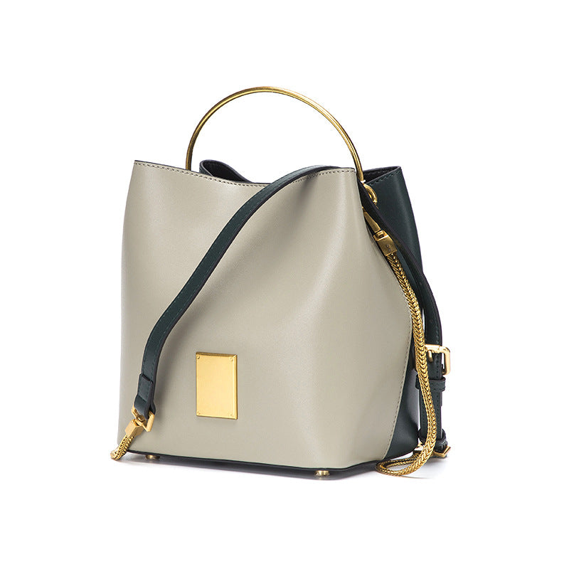 Bolso bandolera tipo saco para mujer, en tonos contrastantes.