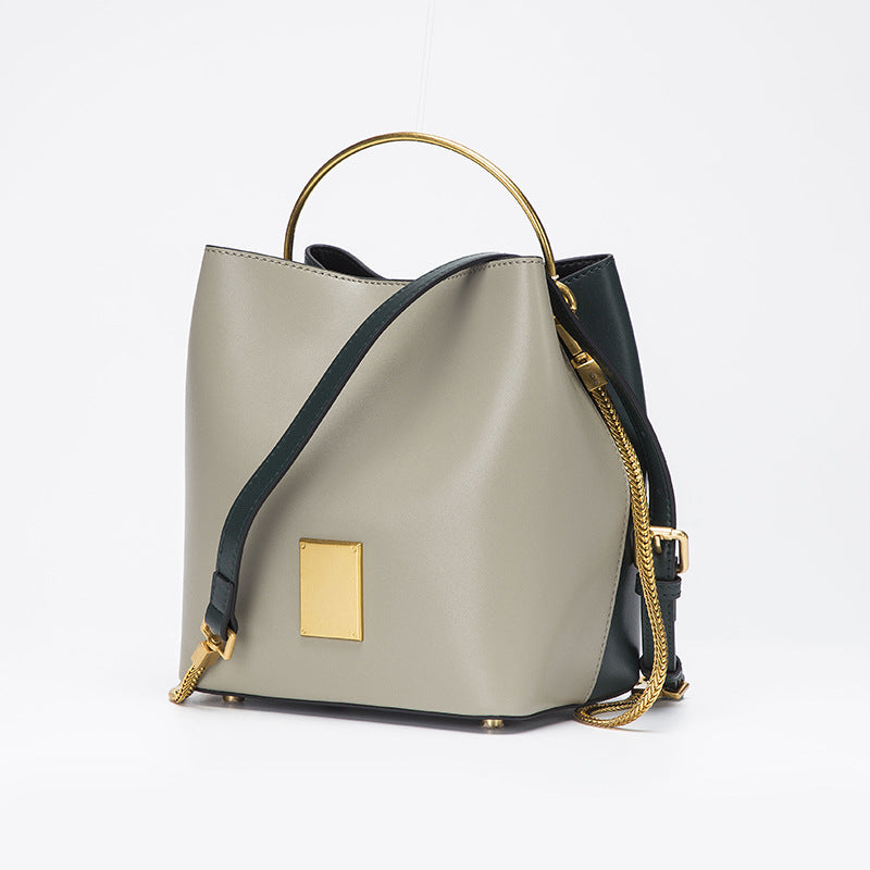 Bolso bandolera tipo saco para mujer, en tonos contrastantes.