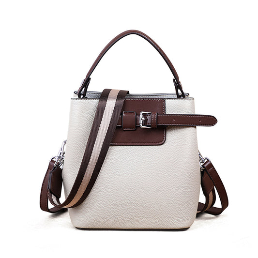 Bolso bandolera tipo cubo de piel auténtica, combinable con todo.