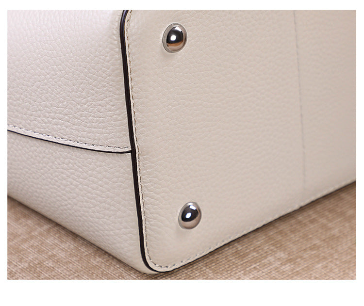 Bolso bandolera tipo cubo de piel auténtica, combinable con todo.