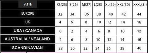 Pantalones cortos vaqueros de mujer con bolsillos recortados, desgastados y rotos, con encaje, estilo bohemio vaquero para la playa o vacaciones.