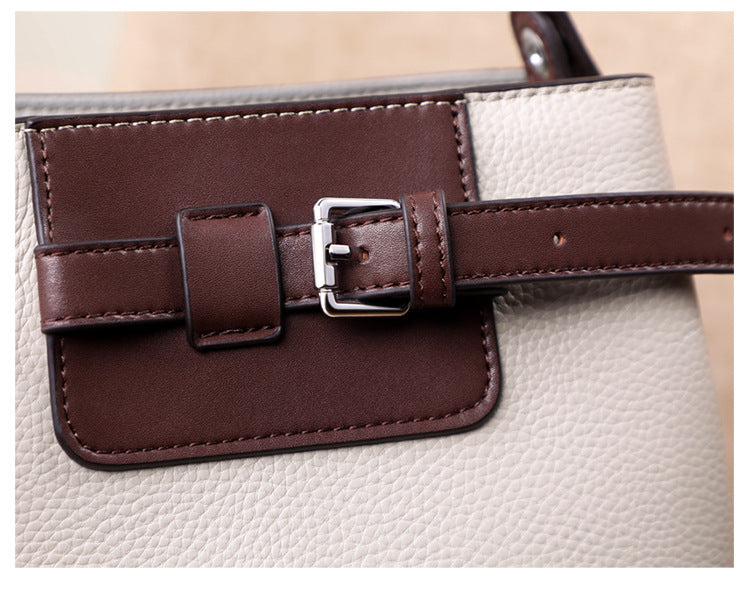 Bolso bandolera tipo cubo de piel auténtica, combinable con todo.