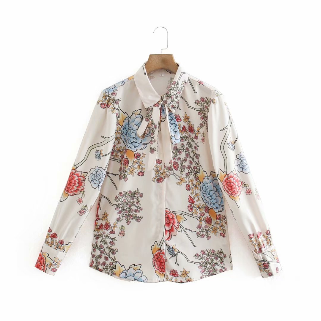 Blusa con lazo de mariposa estampado digital SK08210501